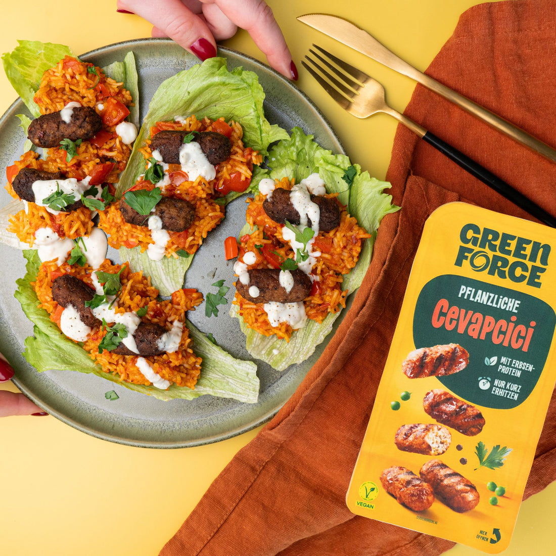 Vegane Cevapcici Salat Wraps mit Djuvec Reis und Knoblauch Dip mit Greenforce Cevapcici Packung neben dem Teller