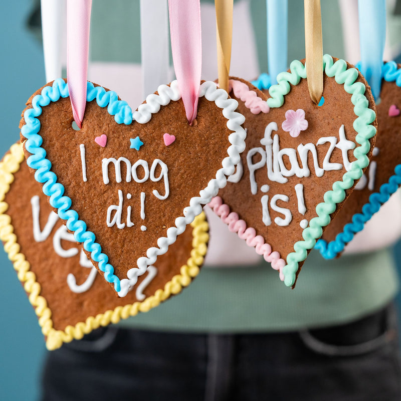 Vegane Lebkuchenherzen dekoriert mit bunter Zuckerglasur