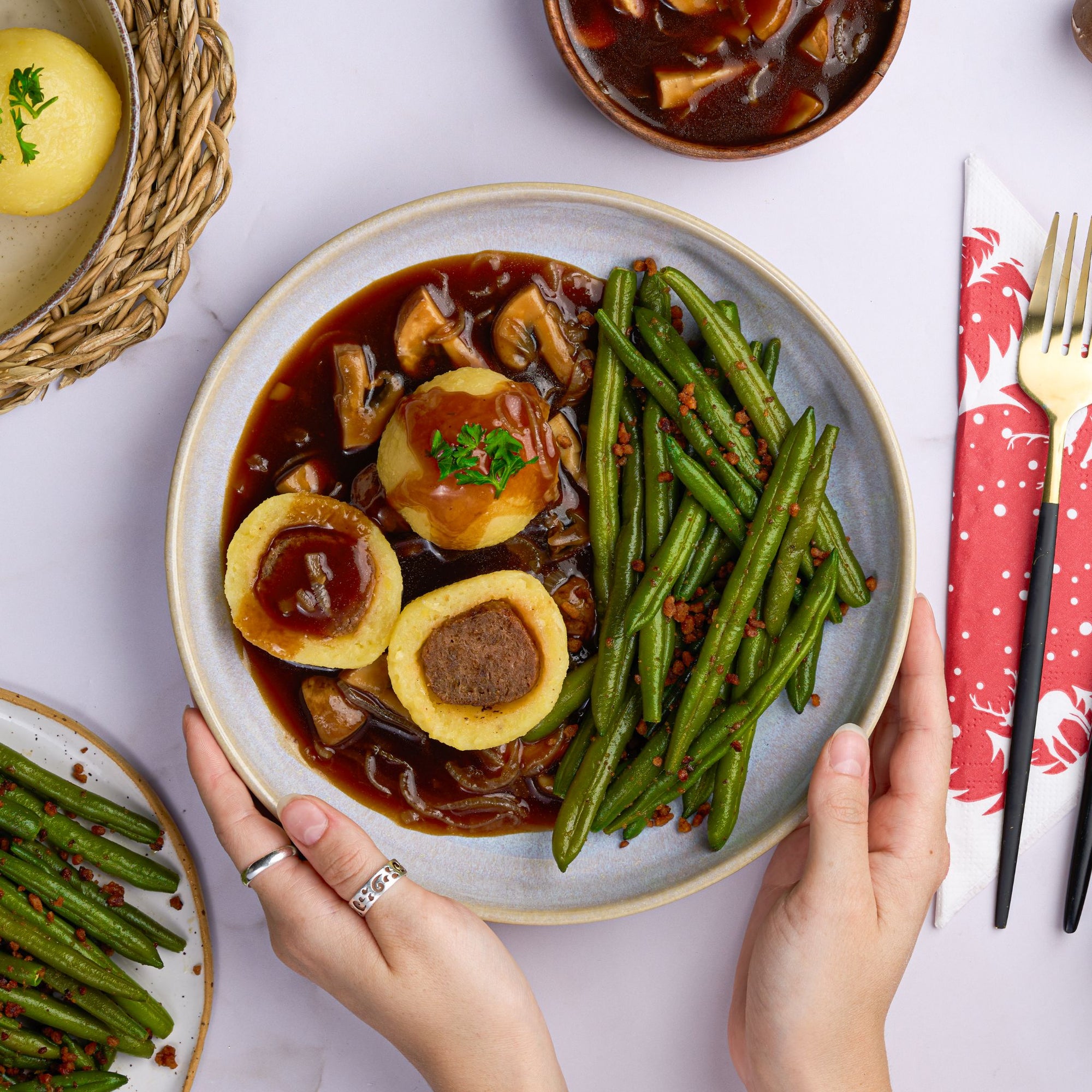 Veganes Weihnachtsfestessen mit gefüllten Knödeln, Bratensoße und Speck Bohnen