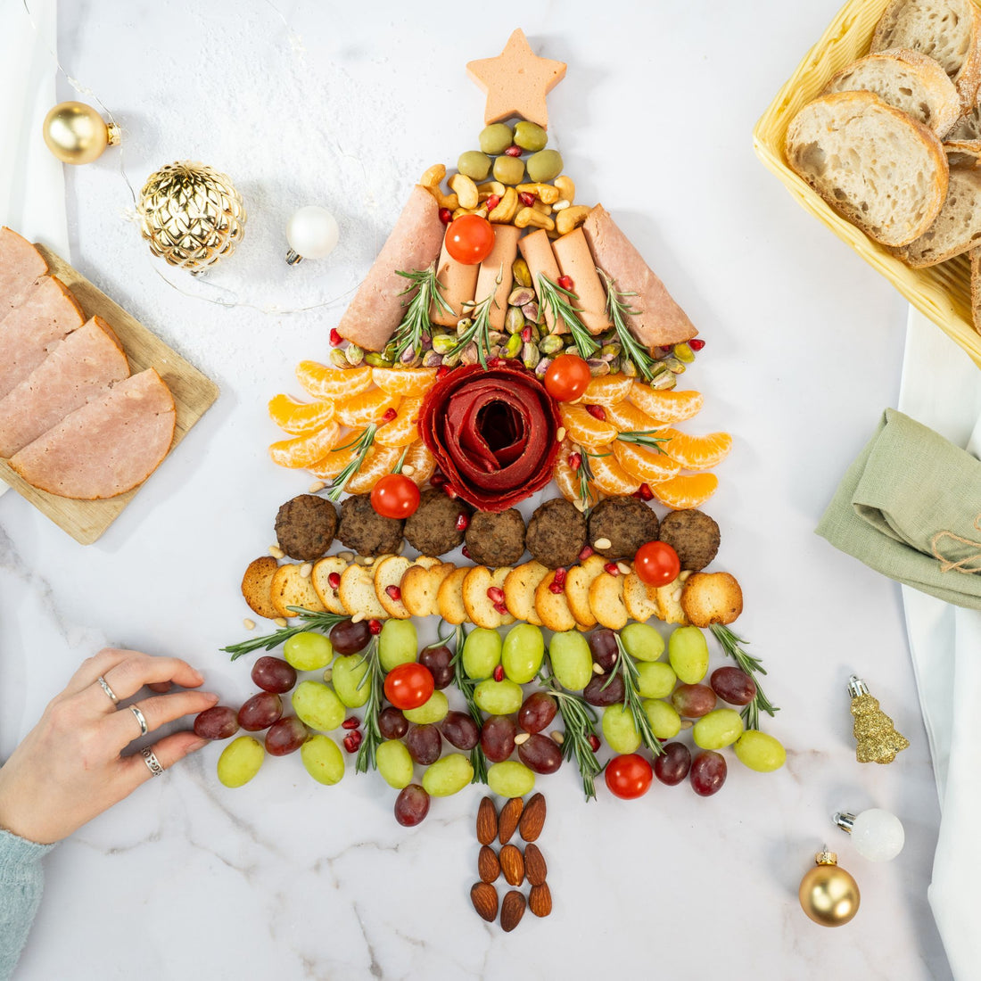 Charcuterie Tannenbaum mit veganem Aufschnitt, Obst, Nüssen, Crackern und mehr