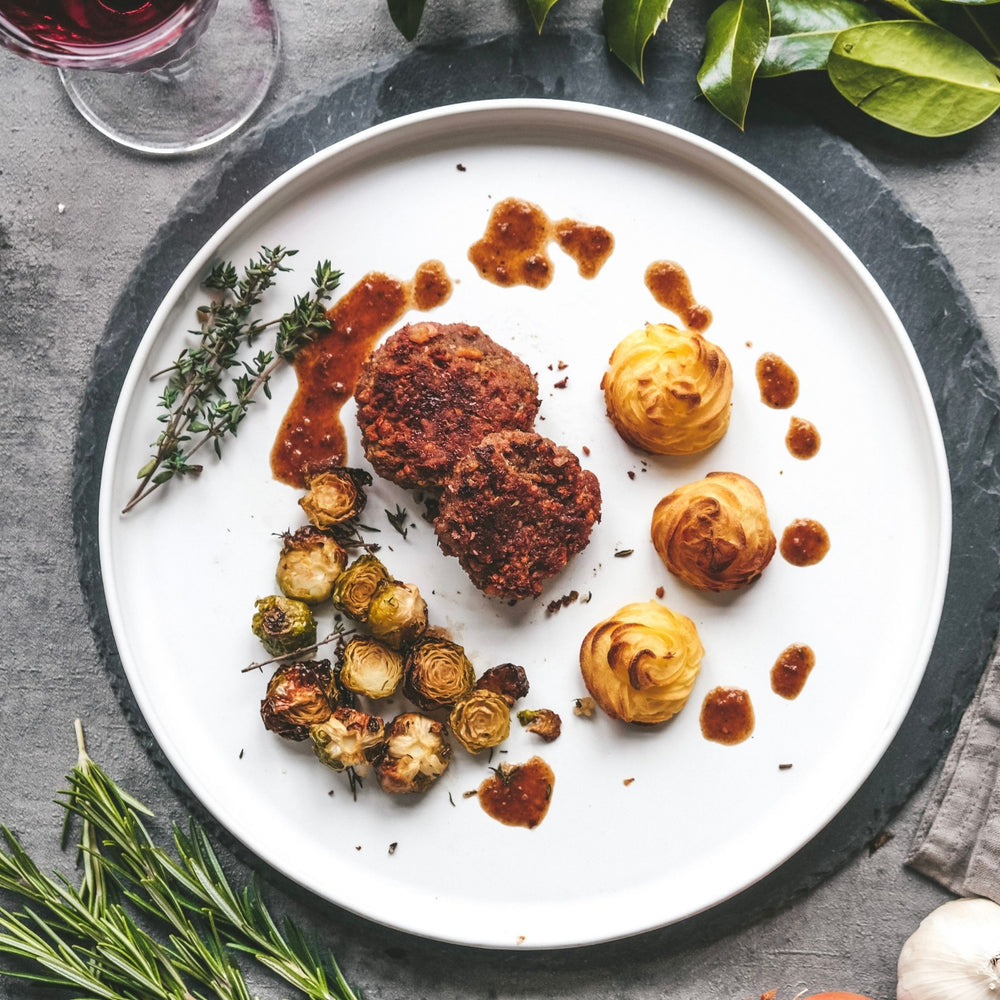 Lebkuchensoße mit veganem Fleisch und Kartoffeln mit Rosenkohl