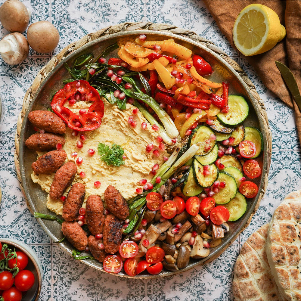 Leckere Grillplatte mit Cevapcici und hausgemachtem Hummus