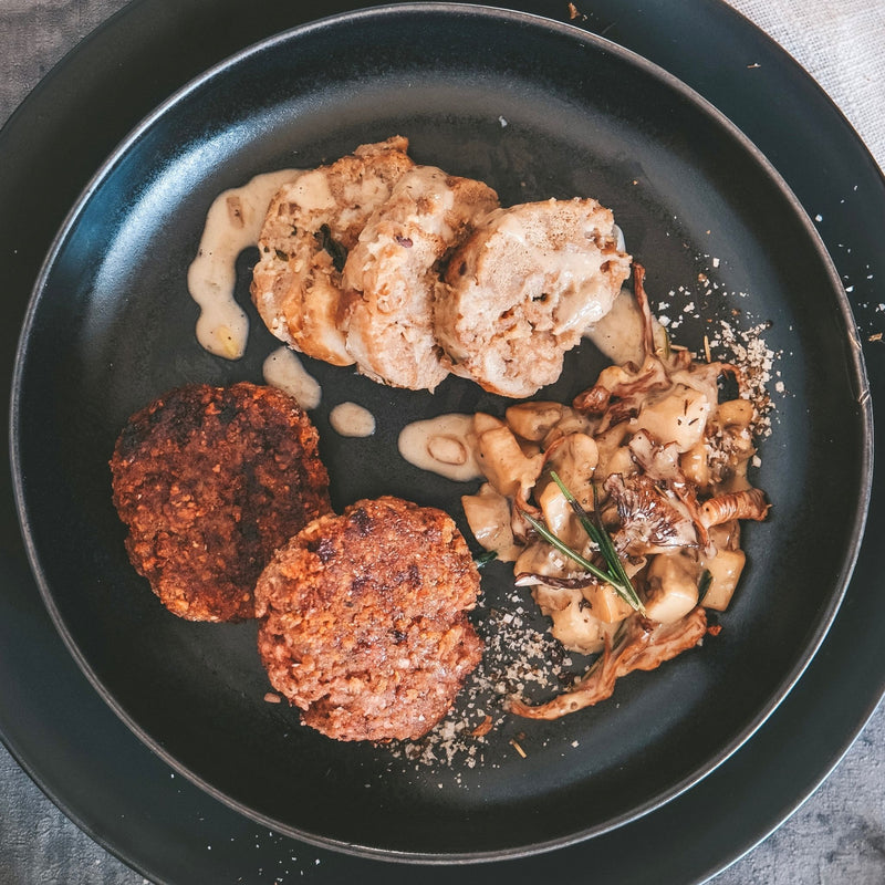 Frikadellen mit Pilzragout und Servietten-Knödel