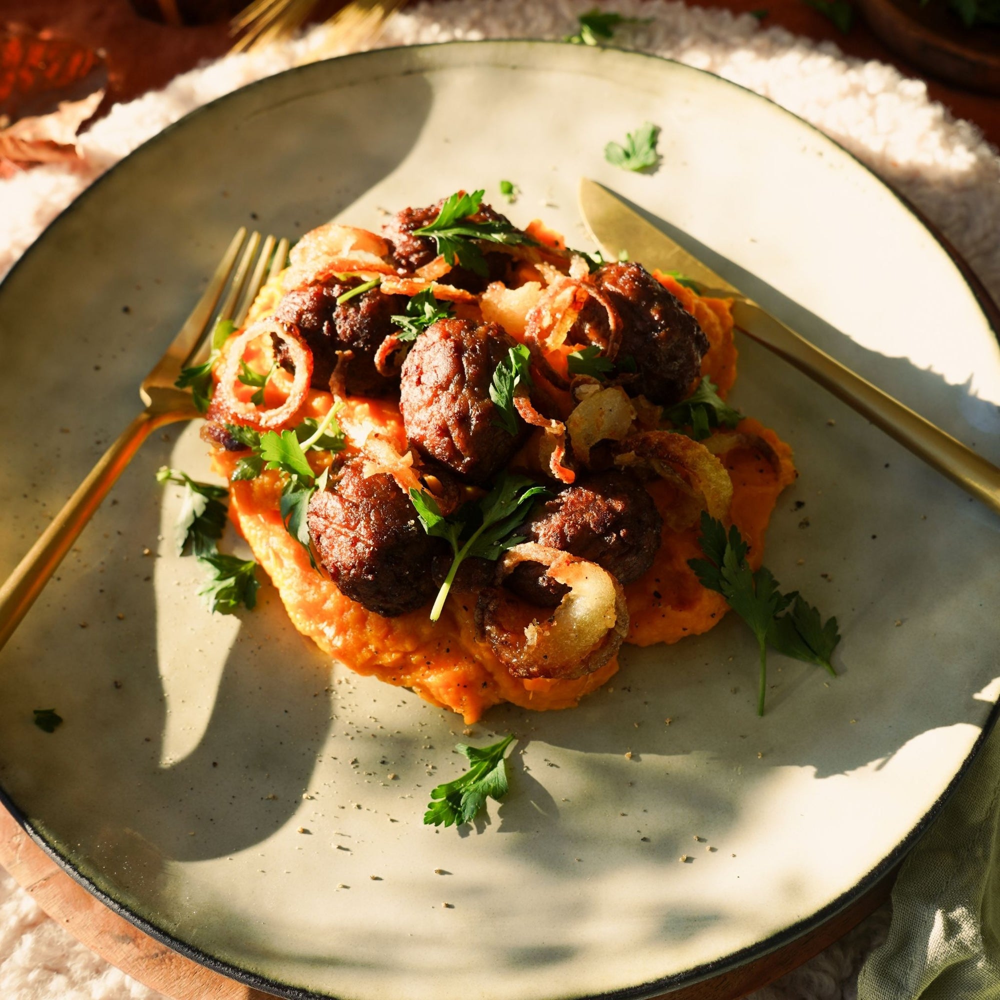 Köttbullar auf Kürbis-Süßkartoffel-Stampf