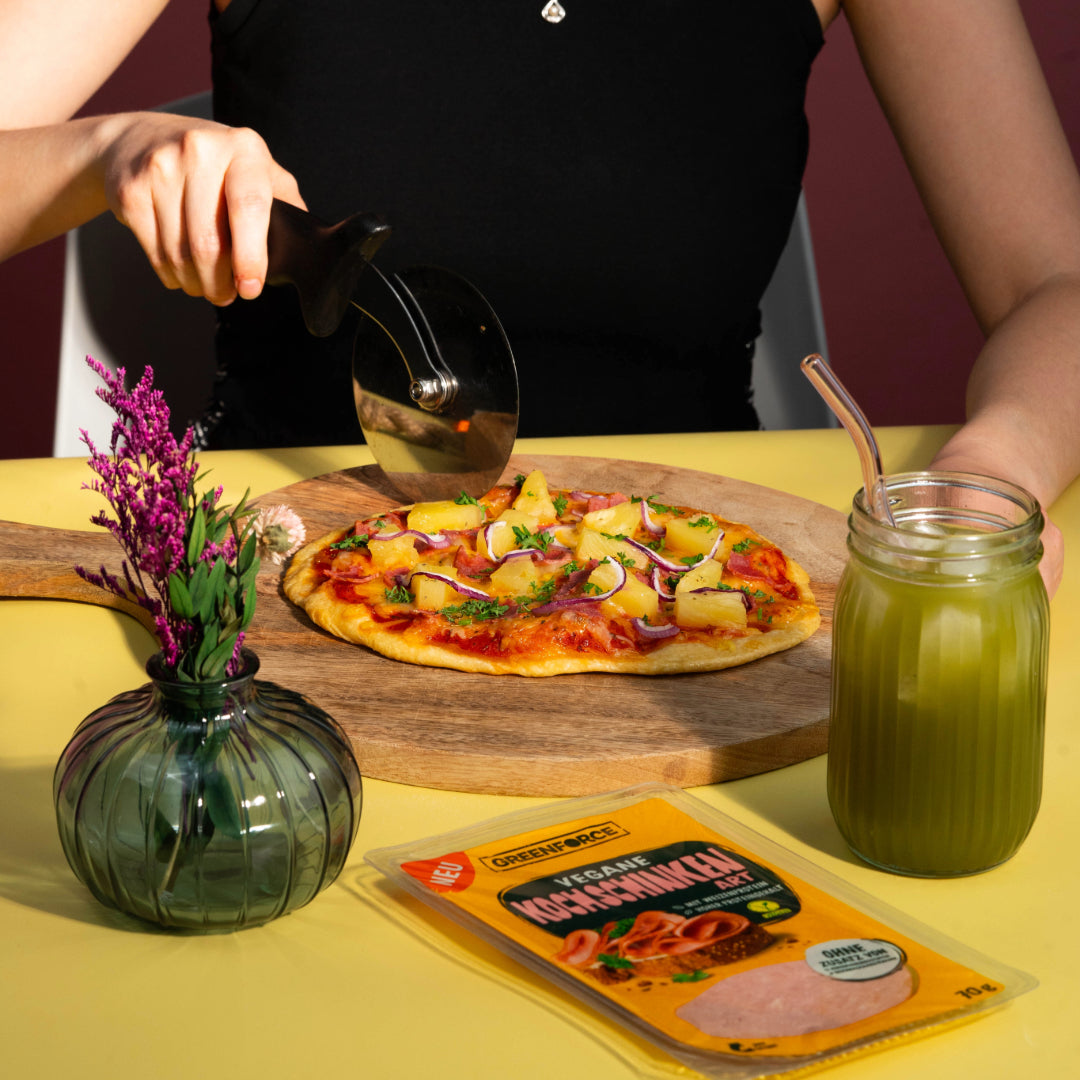 Vegane Pizza Hawaii mit veganem Kochschinken