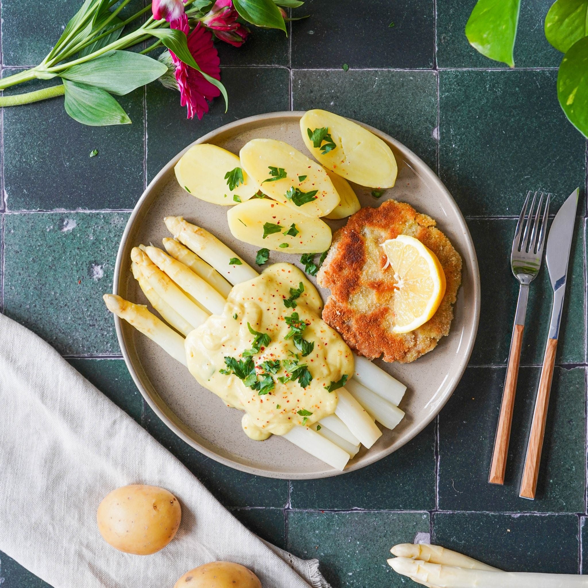 Veganes Schnitzel mit Spargel und Sauce Hollandaise