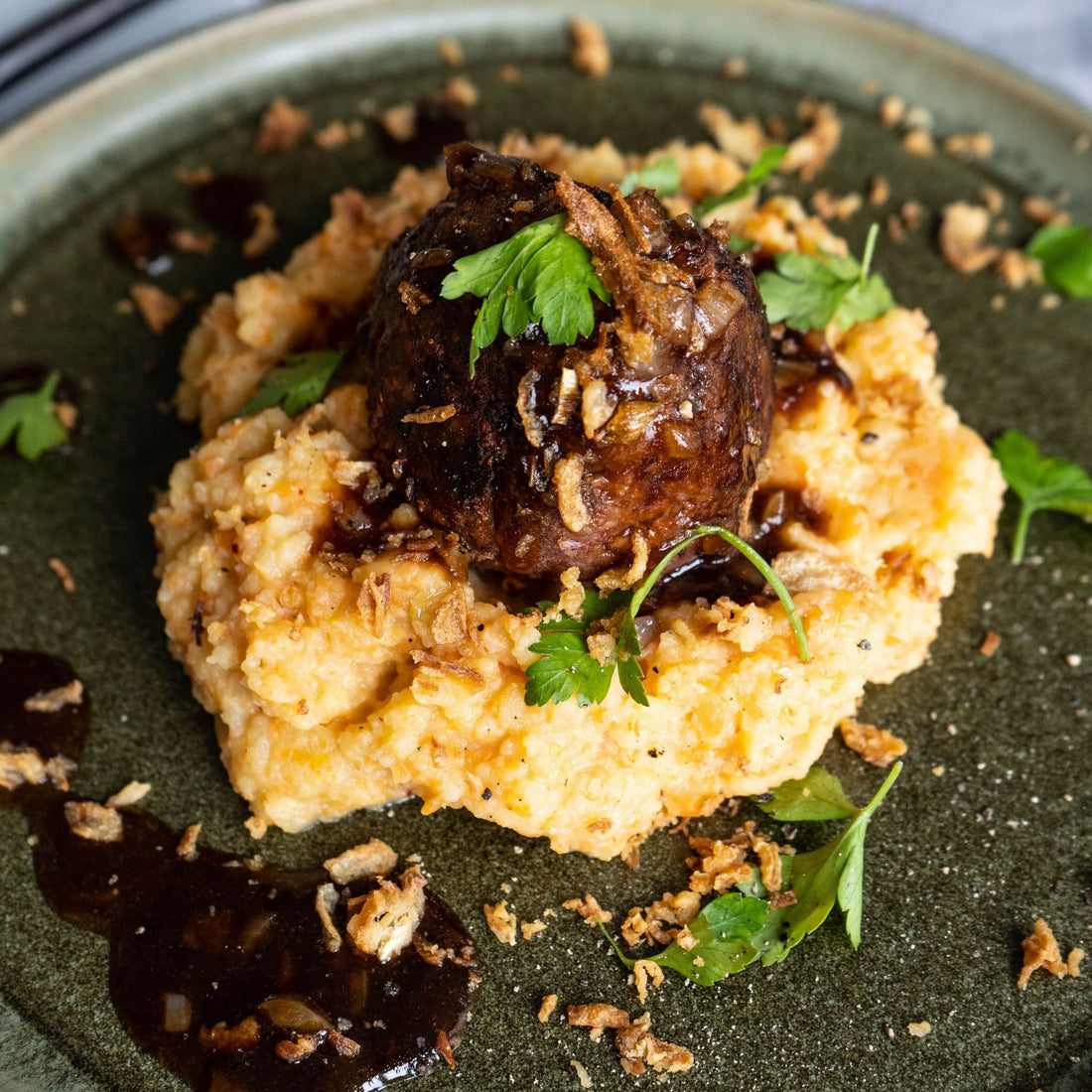 Vegane Frikadelle mit Kartoffel- und Karotten-Stampf