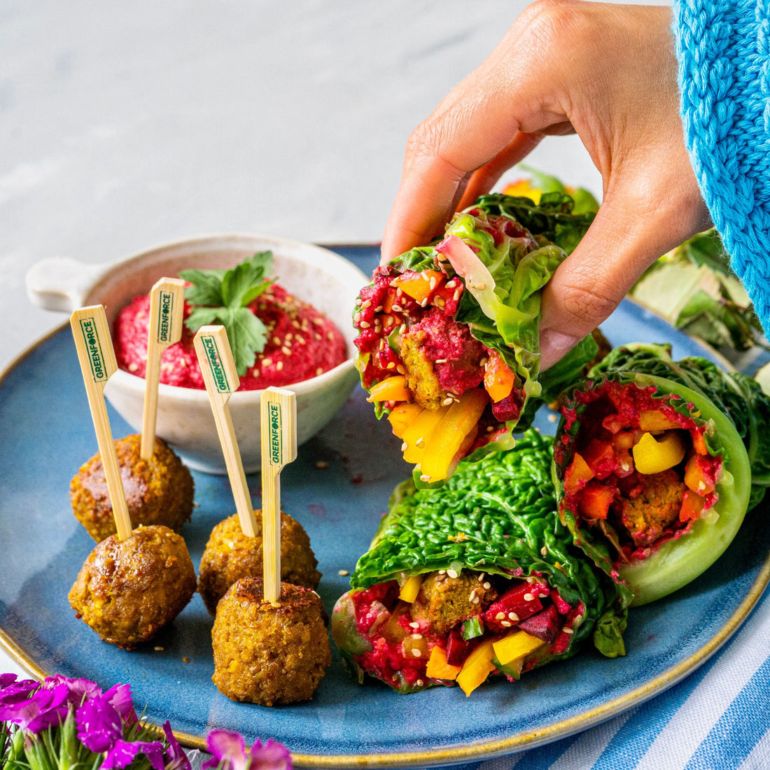 Regenbogen Wraps mit veganen Frikadellen