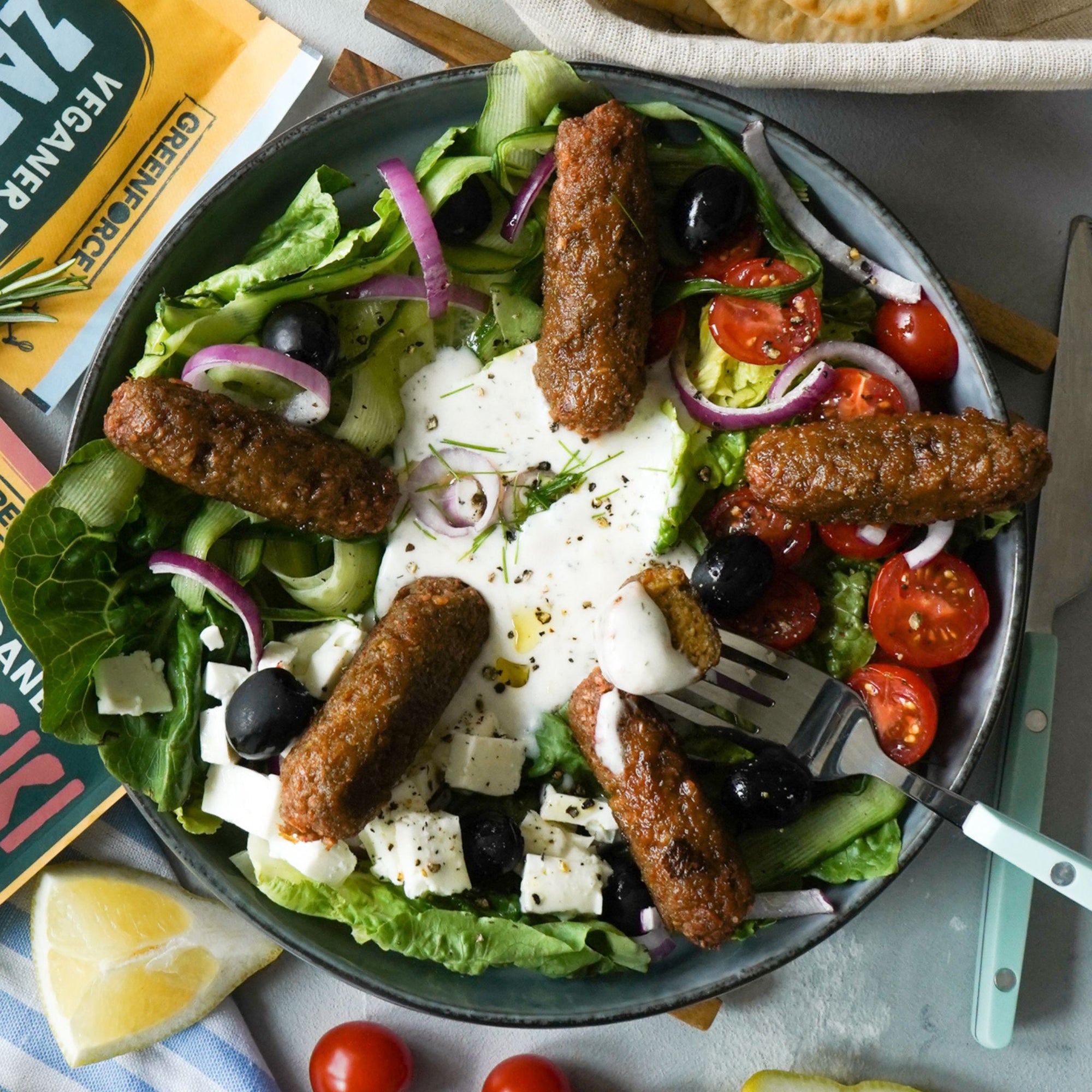 griechische Zaziki Bowl mit Cevapcici