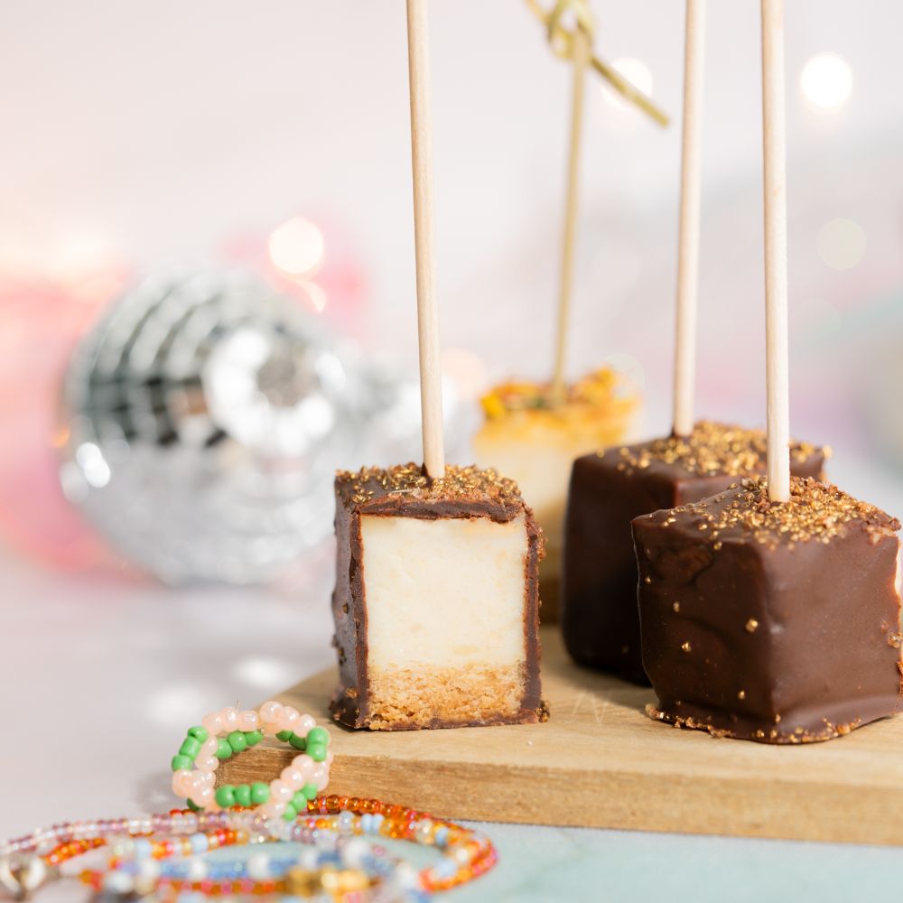 Angeschnittene vegane Käsekuchen Häppchen mit und ohne Schokolade