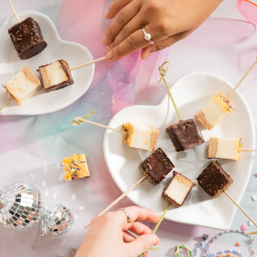 Aufgeschnittene Käsekuchen Häppchen ohne und mit Schokolade überzogen