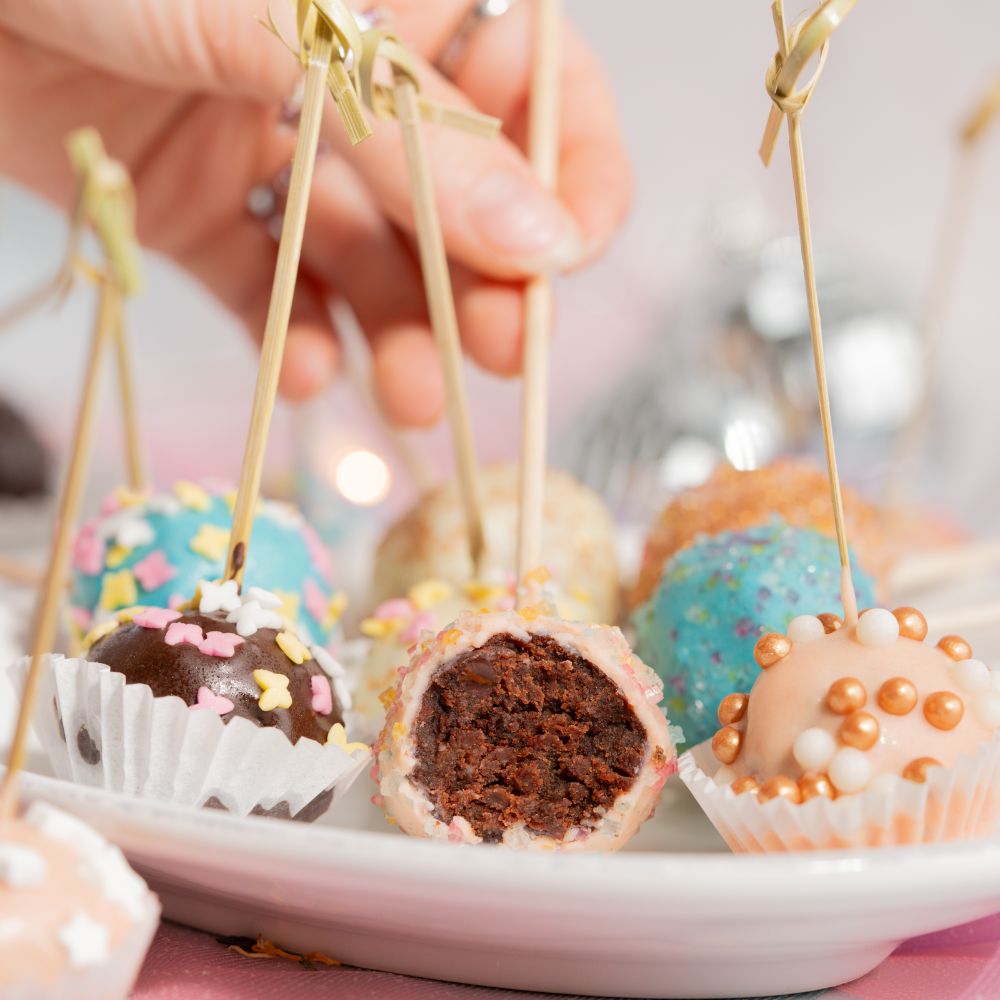 Mit Schokolade und bunten Streuseln überzogene Choco Cake Pops