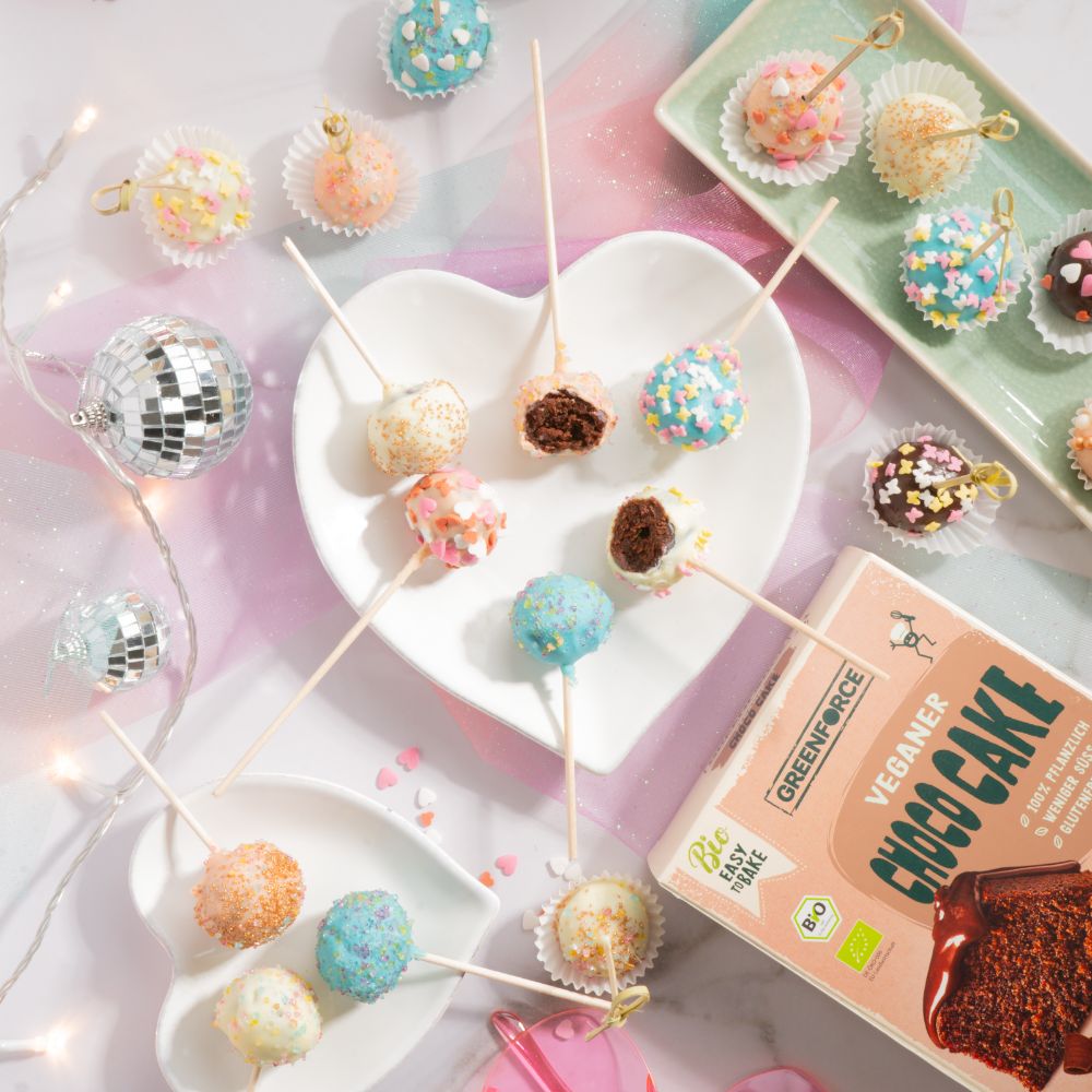 Mit Schokolade überzogene und bunt dekorierte Cake Pops mit Choco Cake Verpackung