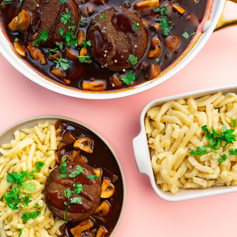 Vegane Frikadellen in veganer Pilz Bratensauce angerichtet mit Spätzle und Petersilie