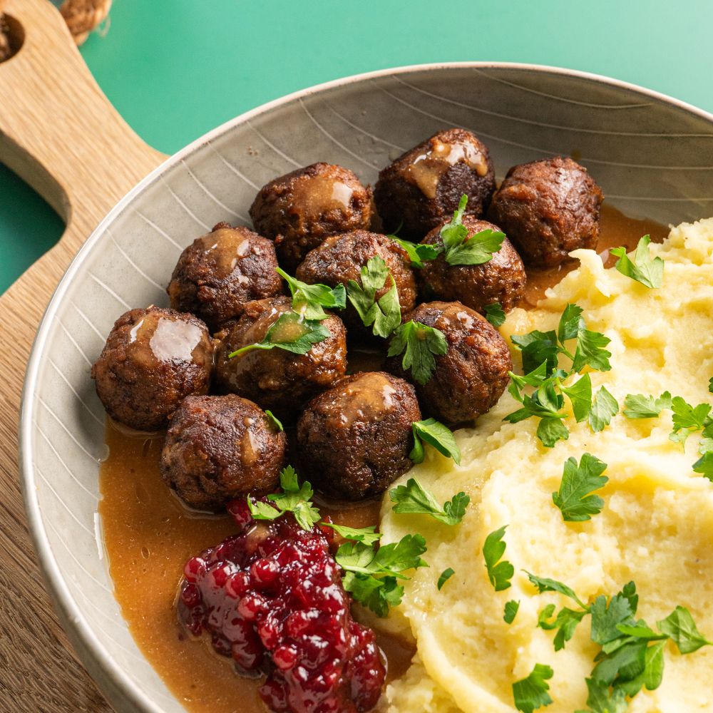 Close Up vegane Köttbullar mit Rahmsoße, Kartoffelbrei und Preiselbeeren