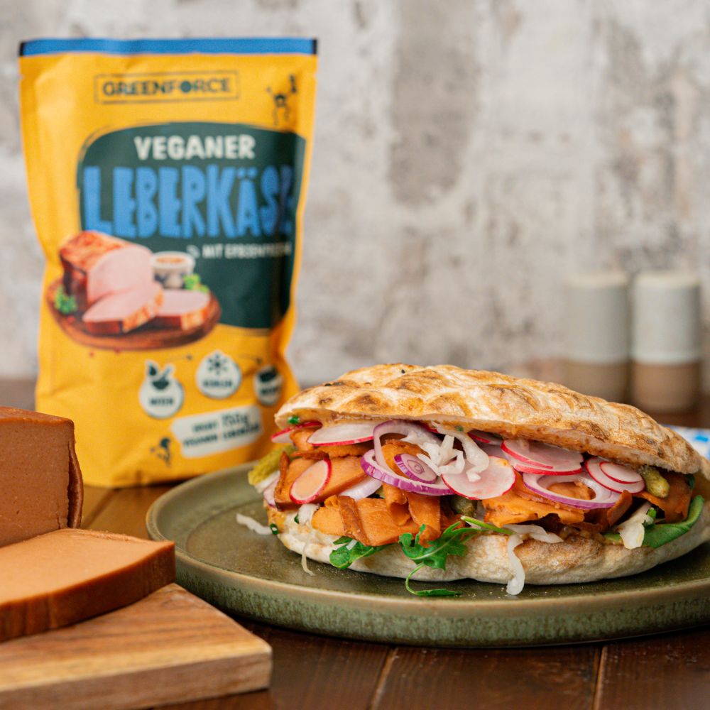 Veganer Leberkäse Döner auf Teller mit GREENFORCE Leberkäse Packung im Hintergrund