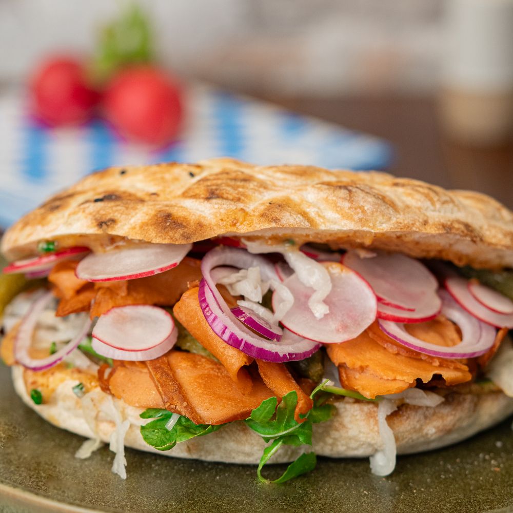 Close Up veganer Leberkäse Döner mit Krautsalat, Radieschen und mehr