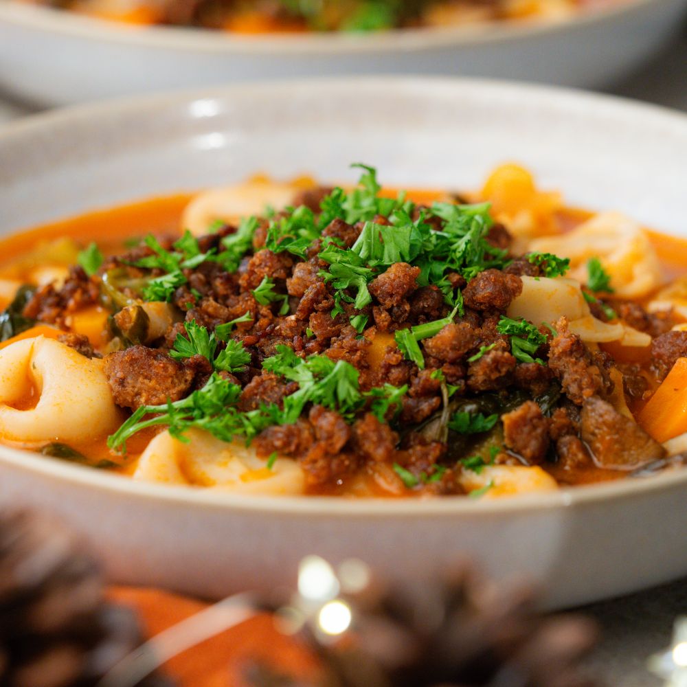 Close Up Tortellini Suppe mit veganem Hack