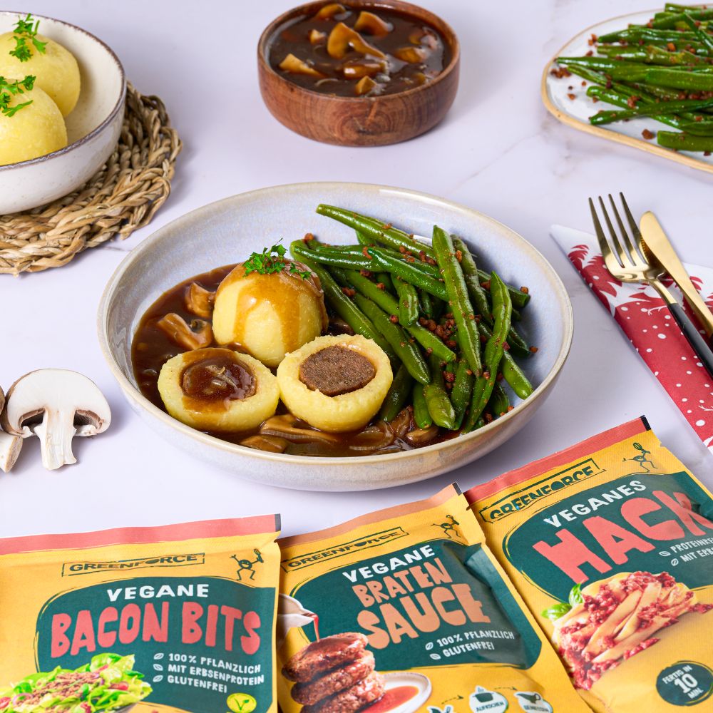 Veganes Weihnachtsgericht mit Greenforce Packungen Bacon Bits, Bratensoße und Hack