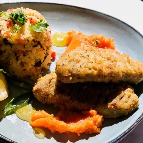 Vegane Fisch-Frika auf cremigem Süßkartoffelstampf