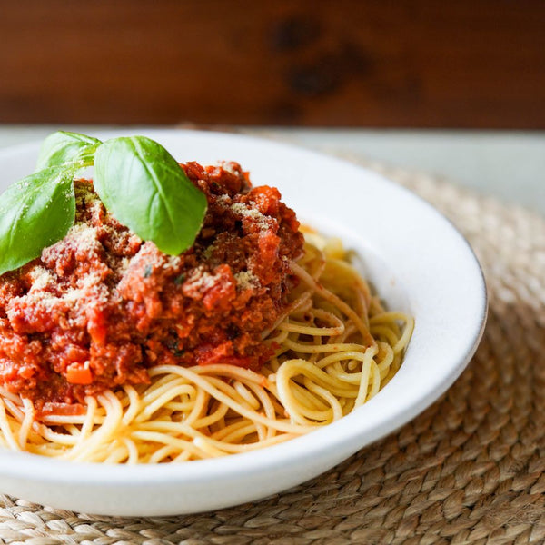 Vegane Bolognese mit Hack und frischem Basilikum