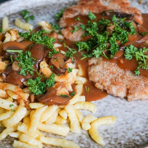 Veganes Jägerschnitzel mit Spätzle und Bratensauce