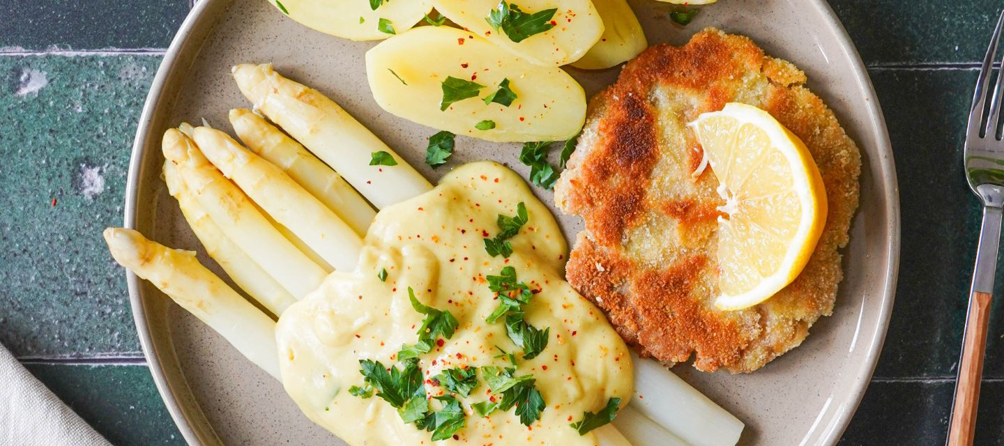 Veganes Schnitzel mit Spargel und Sauce Hollandaise