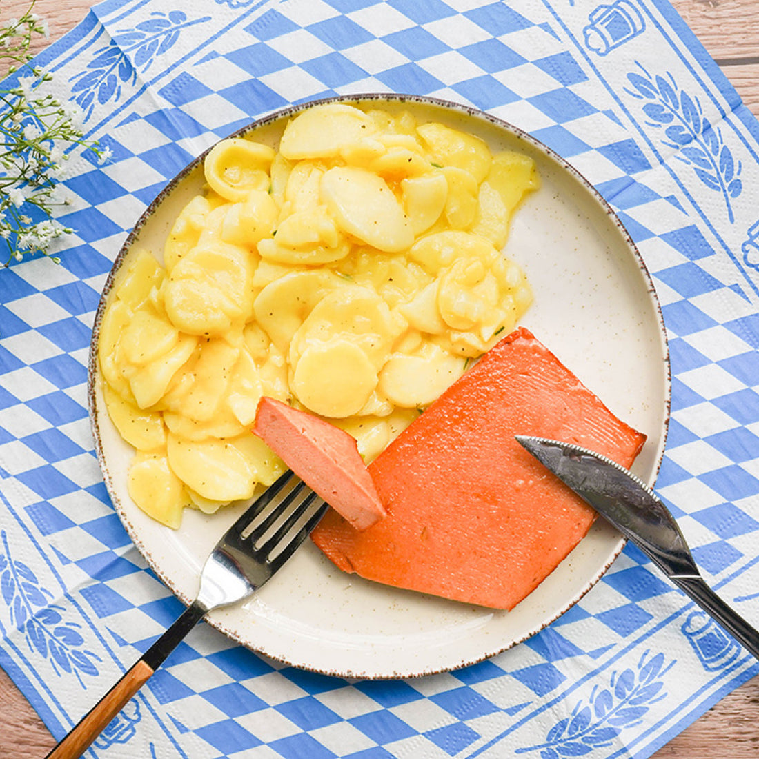 Leckerer veganer Leberkäse bayerisch angerichtet mit Kartoffelsalat 