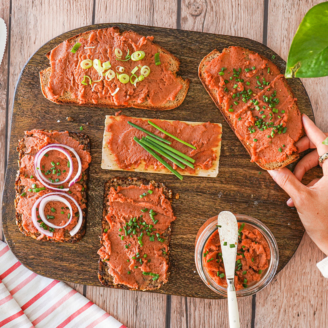 Leckere Brotzeitplatte mit veganer Teewurst