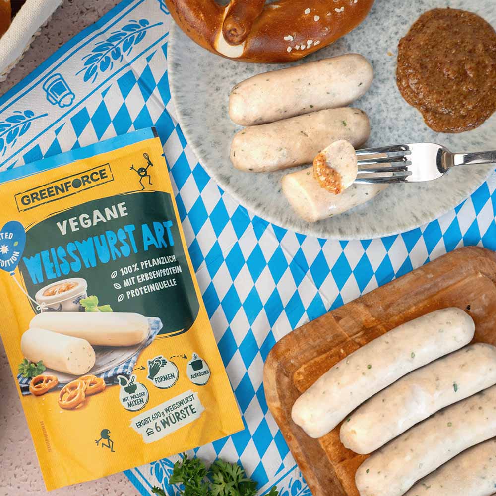 Vegane Weißwurst Topshot mit angerichteten Würsten