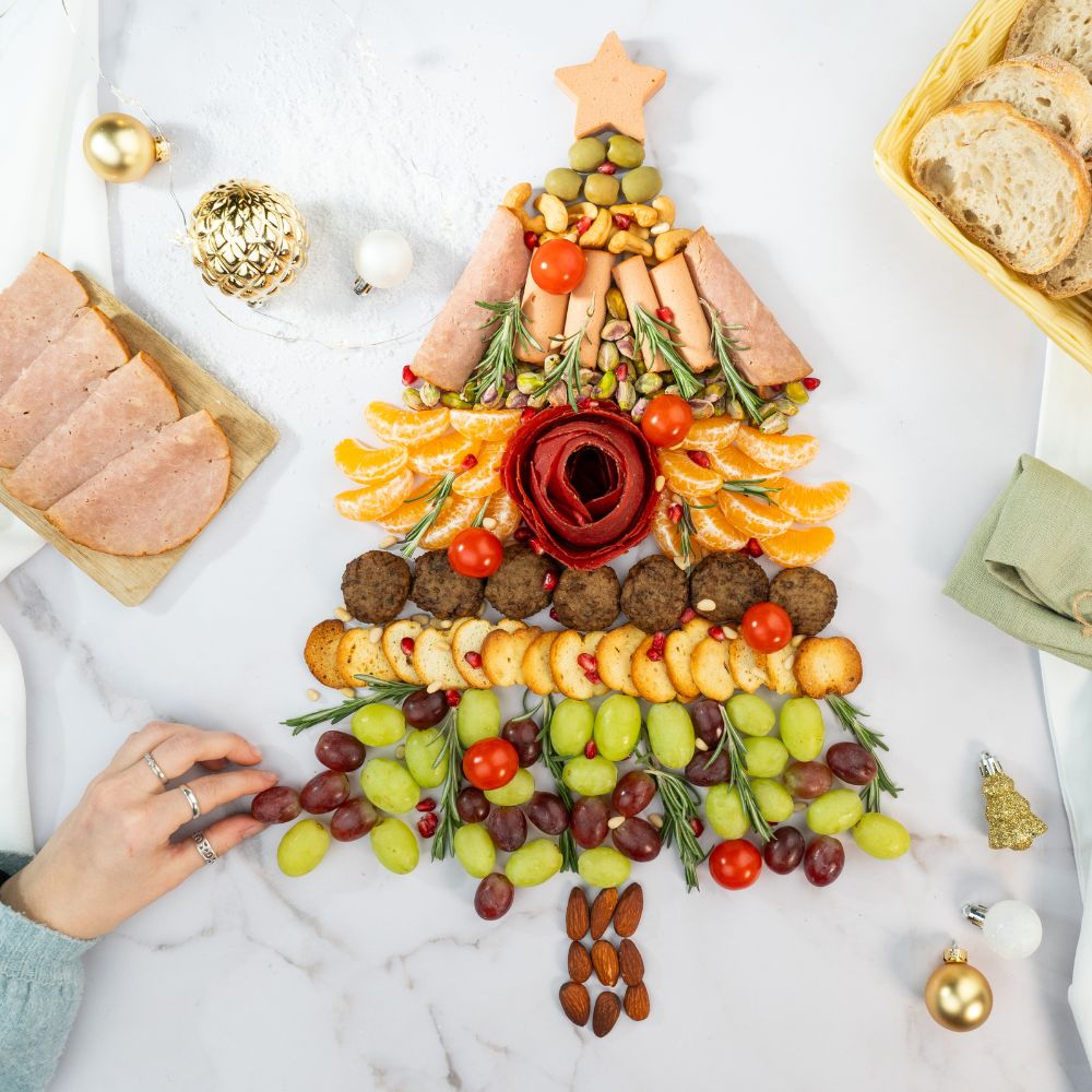 Charcuterie Tannenbaum mit veganem Aufschnitt, Obst, Nüssen, Crackern und mehr.